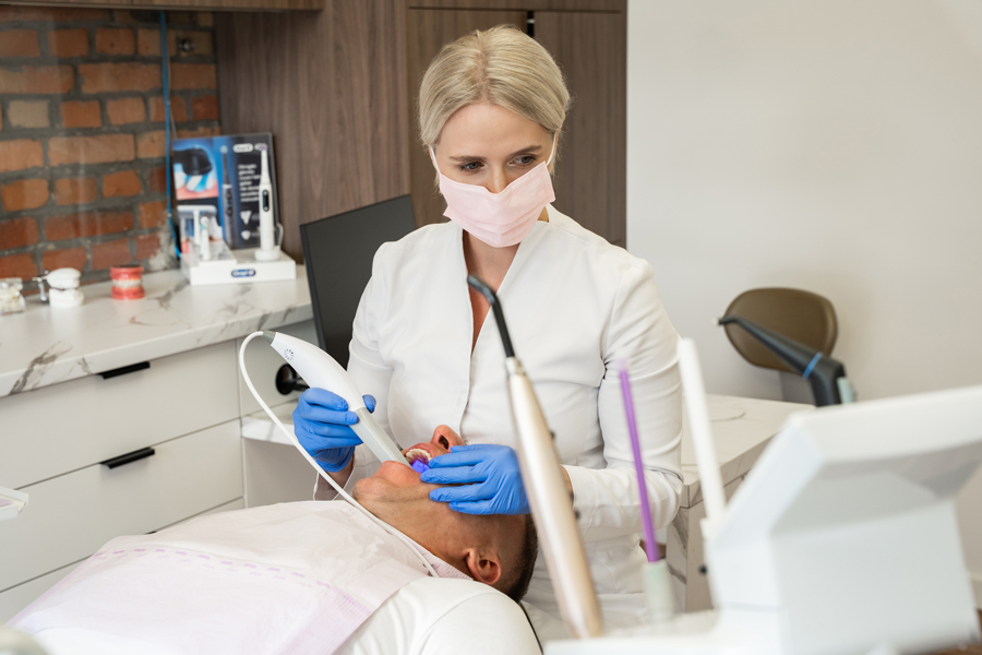 Zabieg dentystyczny prowadzony w Swarzędzu koło Poznania